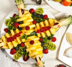Экзотический ананас с ягодами и киви